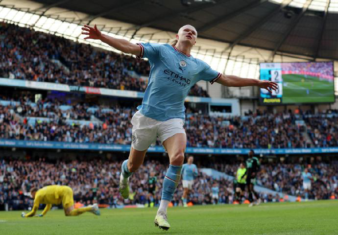 包含切尔西险胜那不勒斯，德布劳内完成帽子戏法的词条