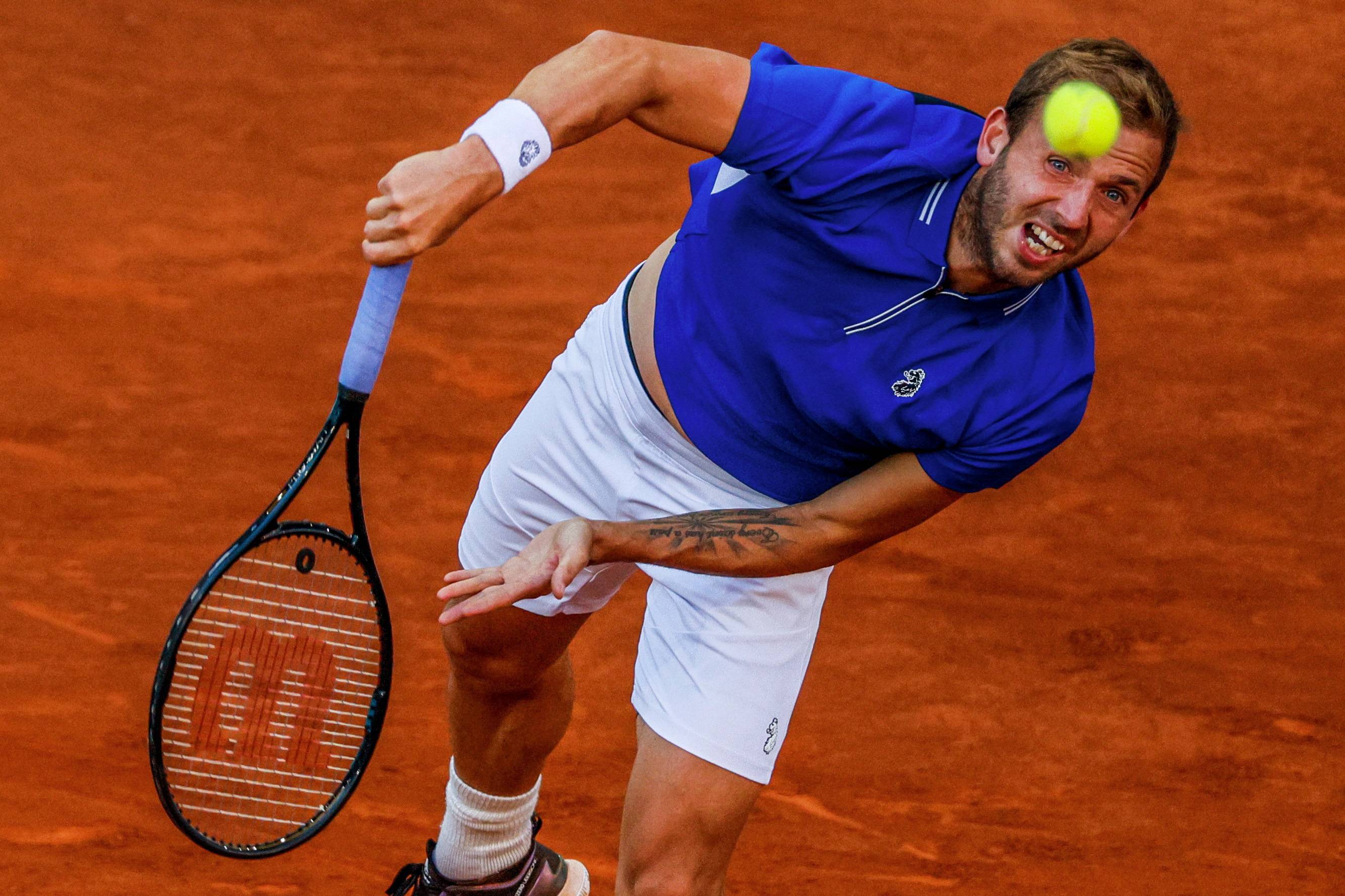 包含西班牙网球队轻取英国网球队，兹维列夫三分雨点燃全场的词条