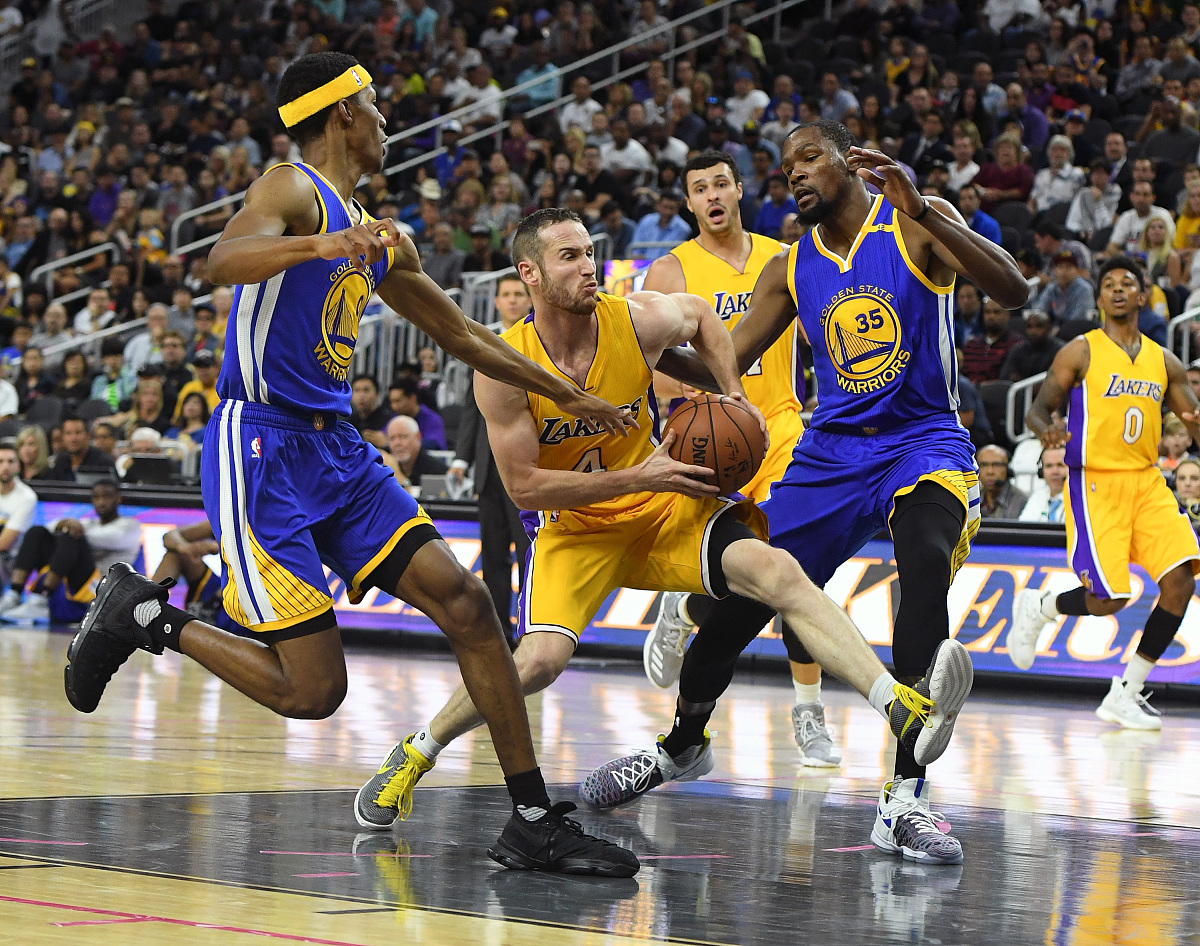 湖人B队轻取日本男篮，哈里斯打破历史纪录