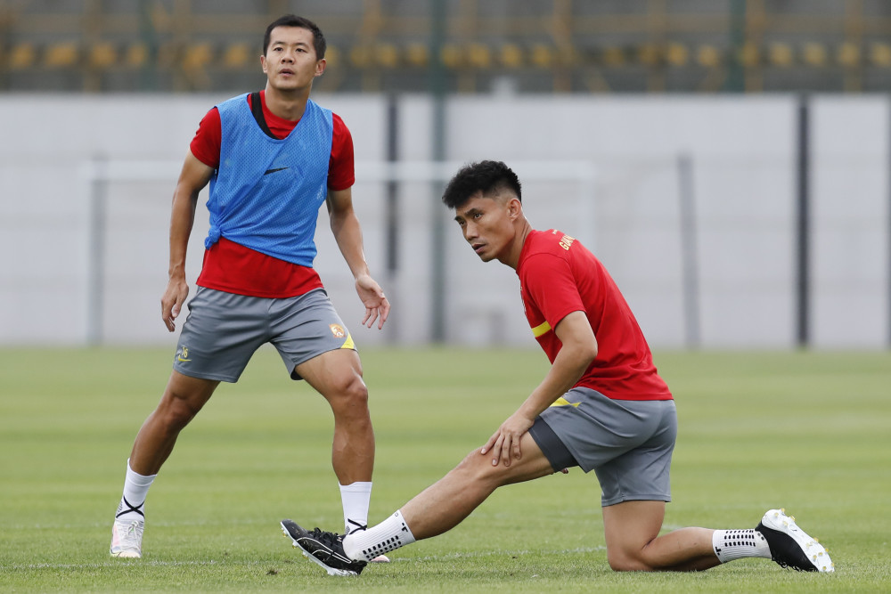 熊猫体育平台-沙尔克队长领衔出战，球队全力以赴