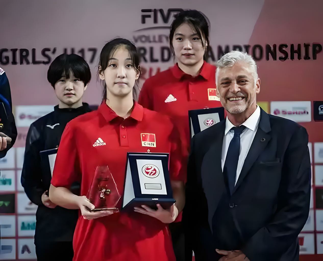 秘鲁女子排球队夺冠喜讯