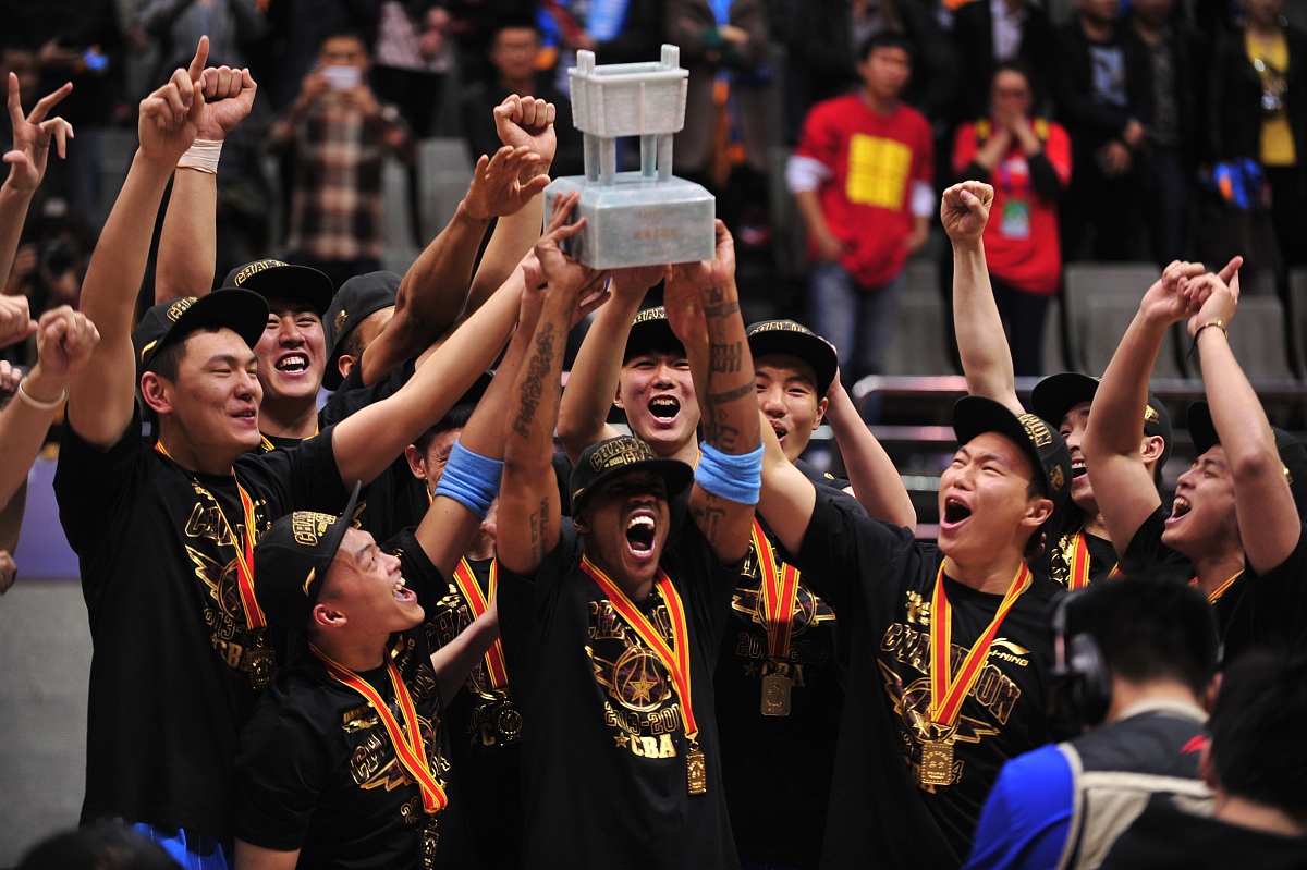 热情四射！球队展现拼搏精神，现场气氛火热的简单介绍