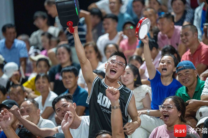 高水平比赛场面激烈,观众欢呼连连 高水平比赛场面激烈,观众欢呼连连