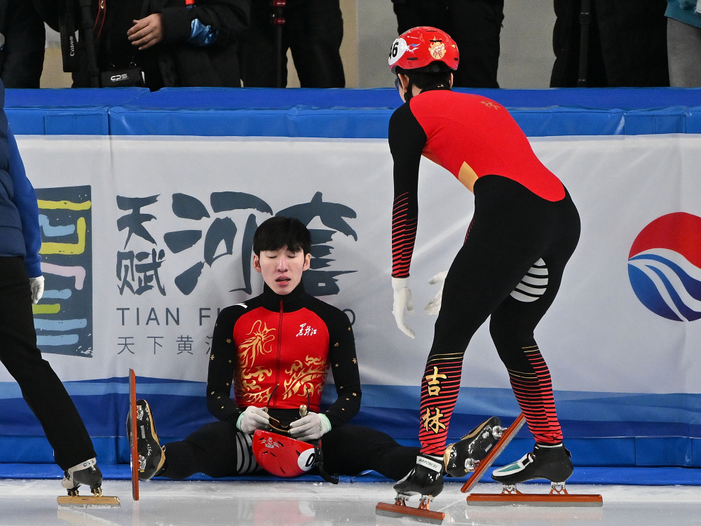 短道速滑男队冲刺决赛,志在夺金 短道速滑男队冲刺决赛,志在夺金