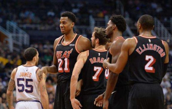 贵州队励志晋级季后赛,球员庆祝合影 贵州队励志晋级季后赛,球员庆祝合影