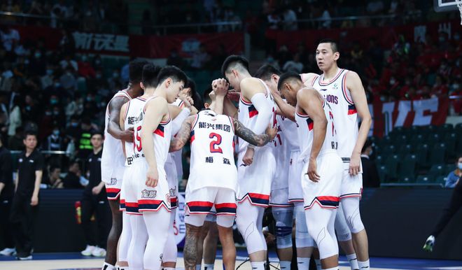 贵州队励志晋级季后赛,球员庆祝合影 贵州队励志晋级季后赛,球员庆祝合影