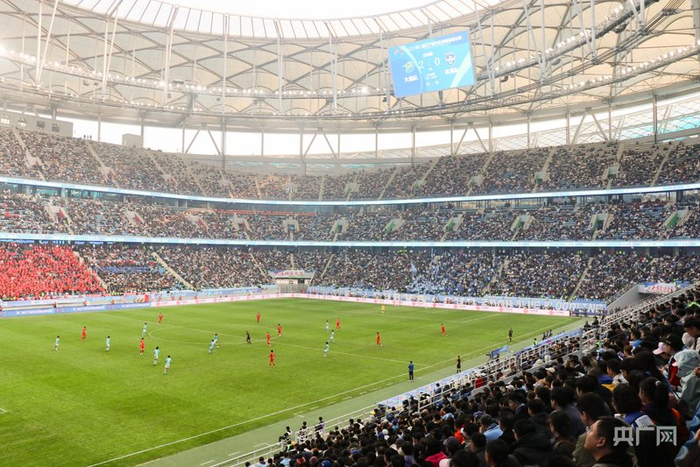 包含里尔队球迷热情助威现场氛围火爆的词条