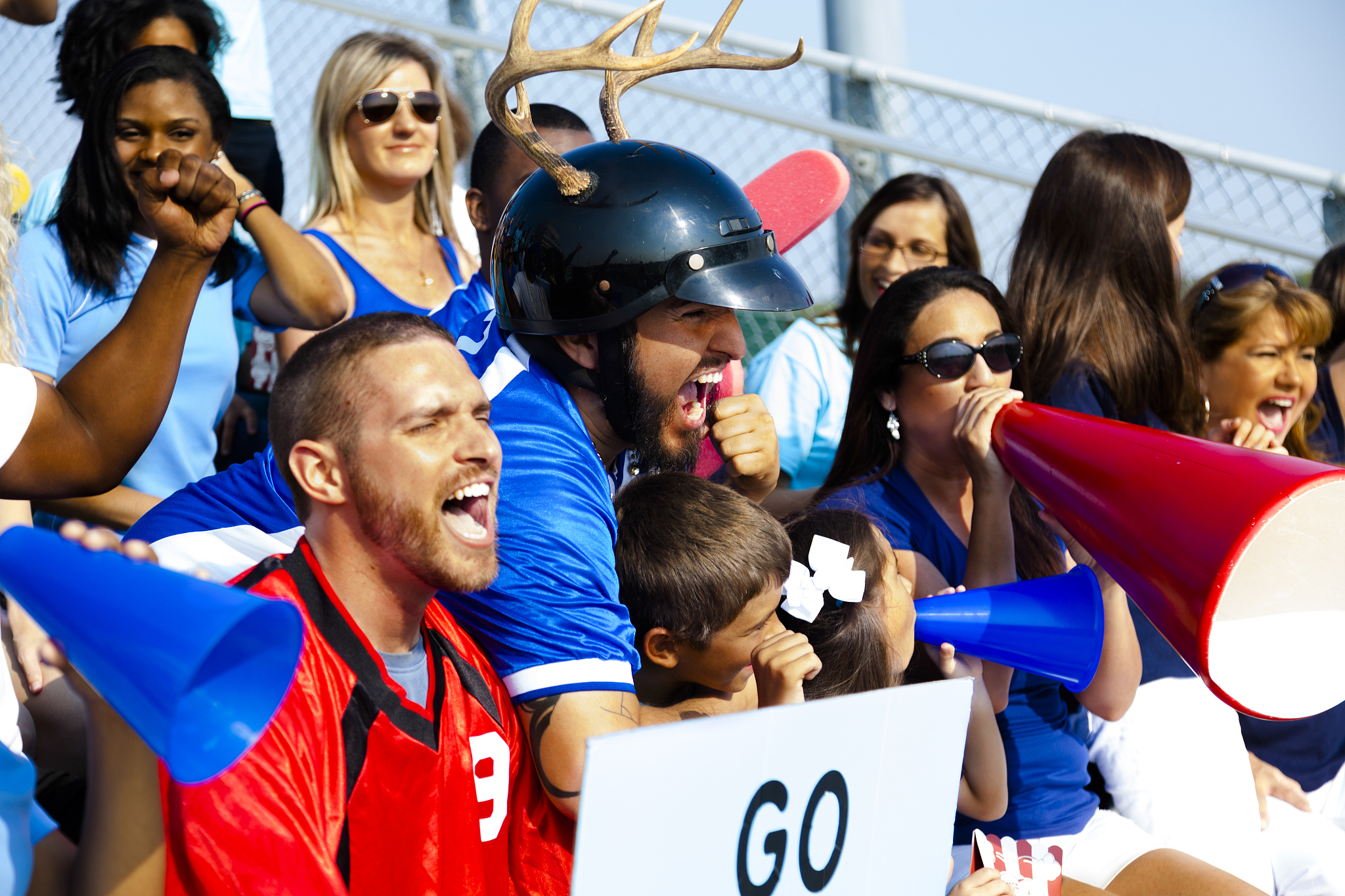 包含里尔队球迷热情助威现场氛围火爆的词条