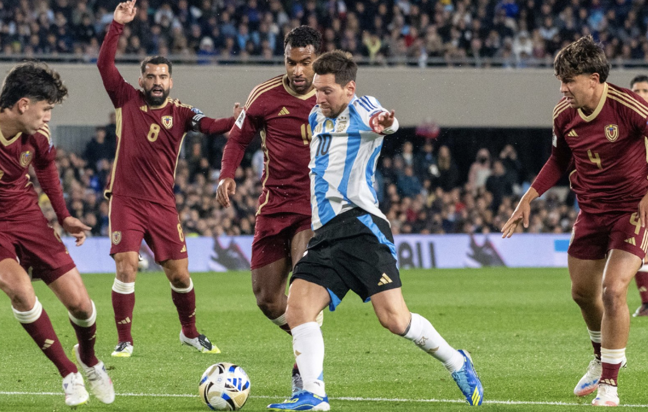 阿根廷队在比赛中发挥出色,获得胜利 阿根廷队在比赛中发挥出色,获得胜利