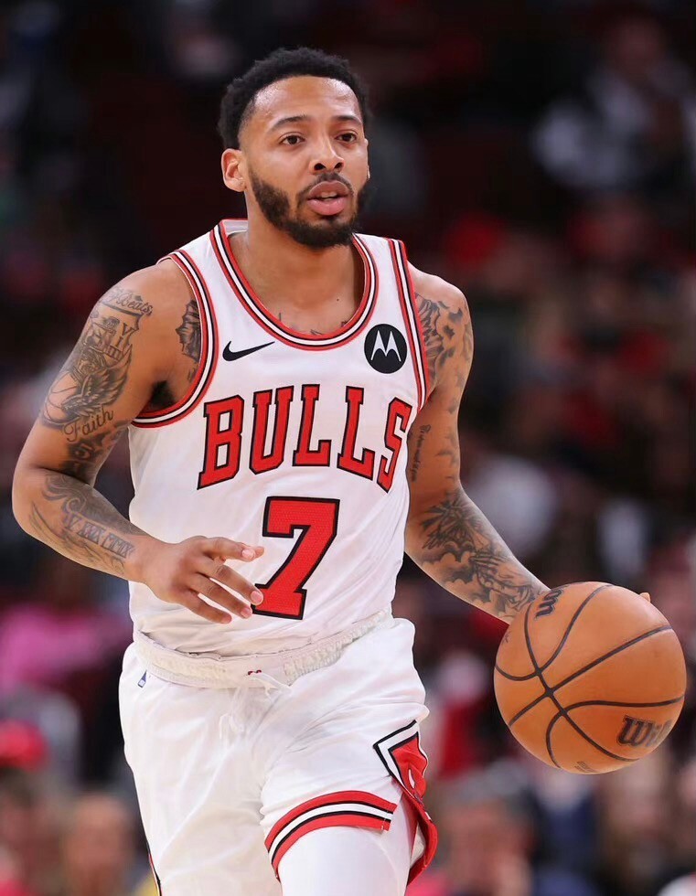 波兰男篮力克公牛，乔治三分雨点燃全场的简单介绍