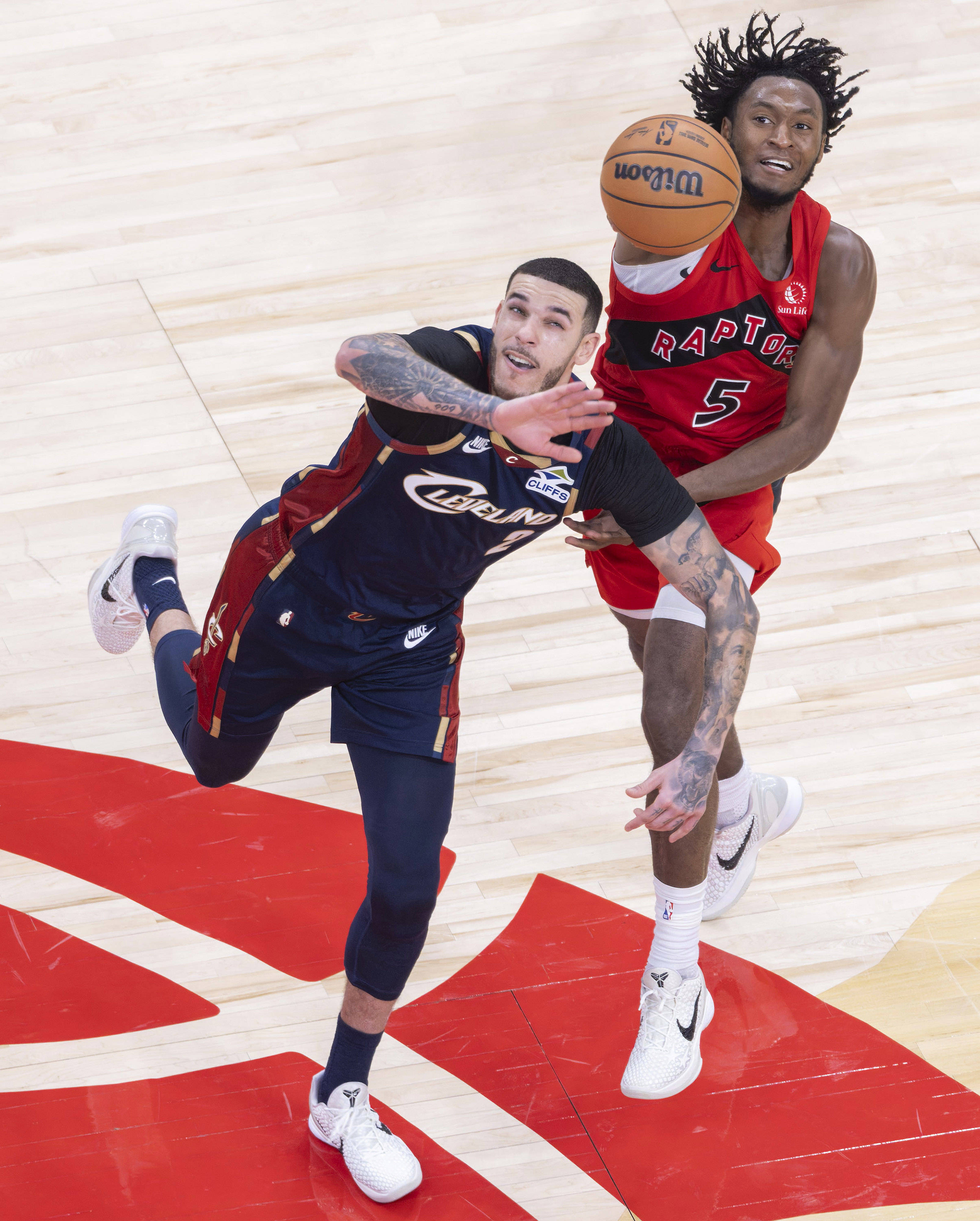 猛龙力克掘金，德罗赞带队取胜