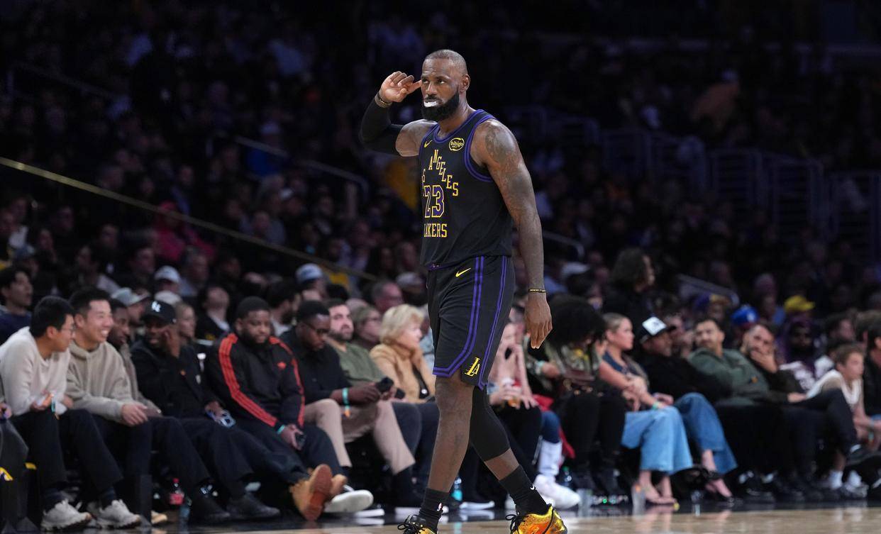 NBA名宿现身球场，为球队士气鼓劲