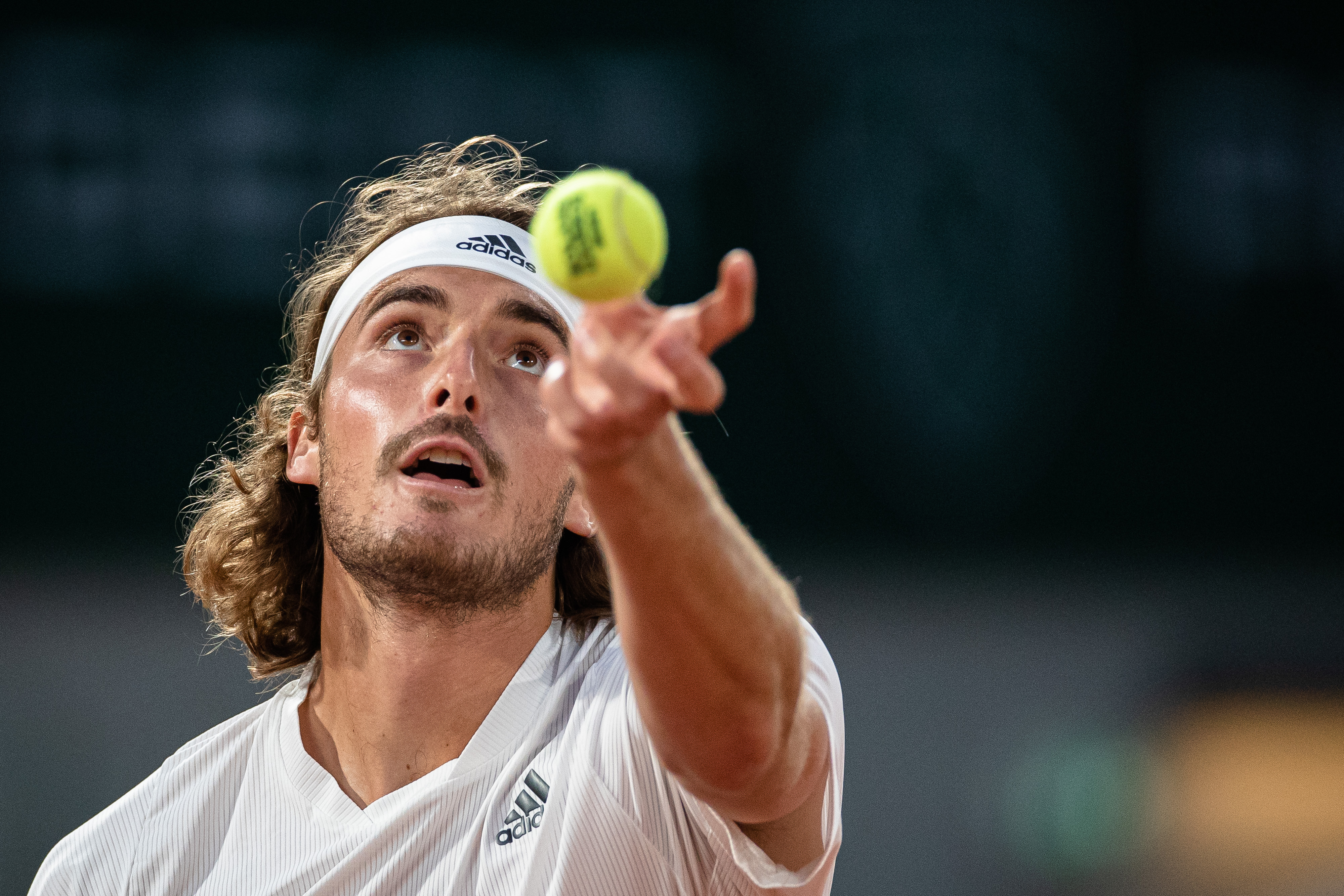 关于法国网球队血洗世界网球队，西西帕斯完成帽子戏法的信息