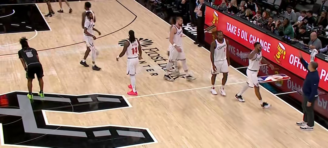 中国男篮鏖战马刺，伦纳德打破历史纪录