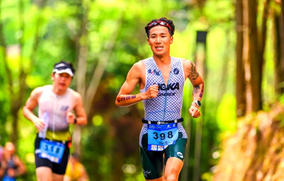 德国选手在铁人三项比赛中取得优异成绩 德国选手在铁人三项比赛中取得优异成绩