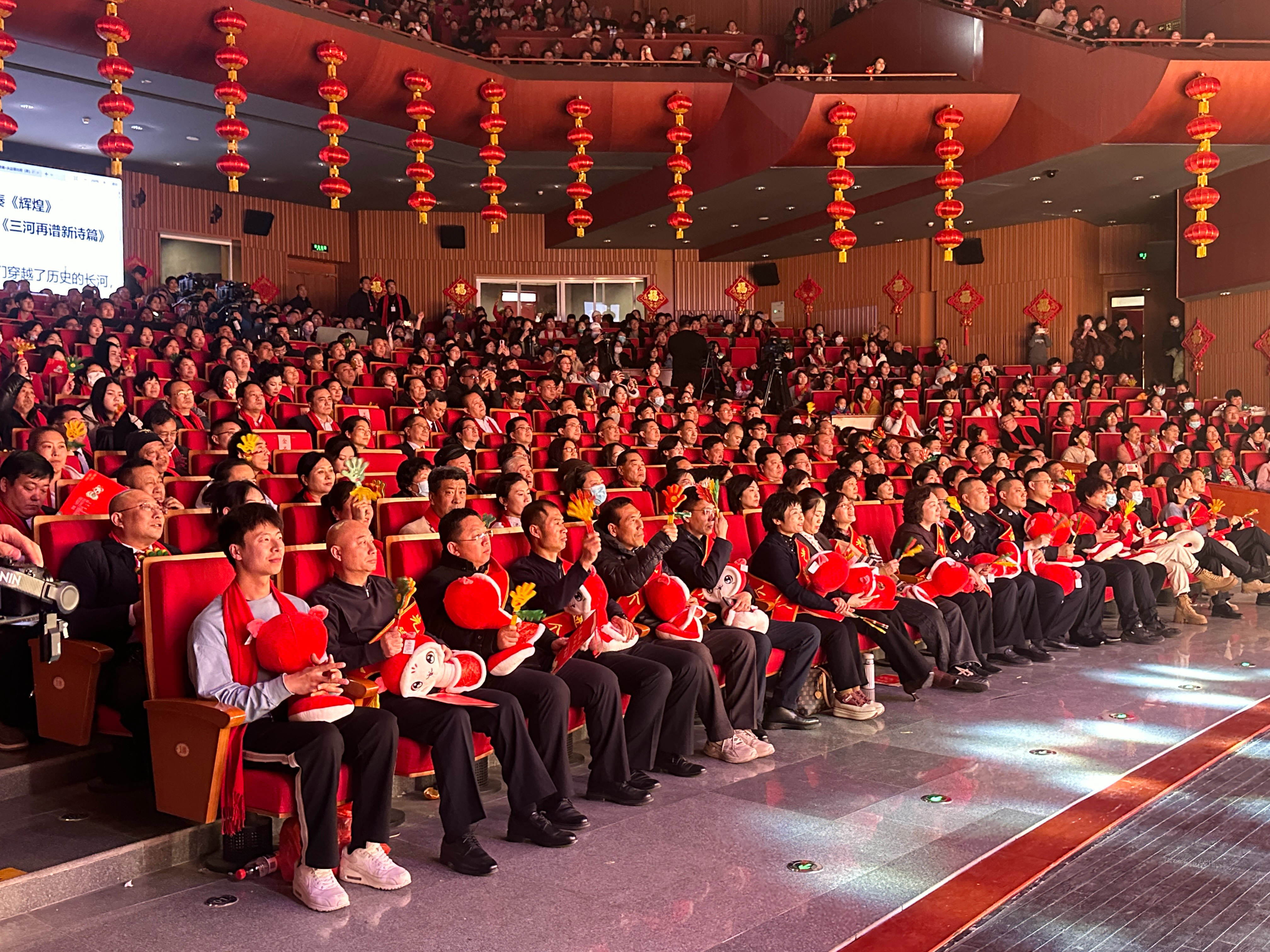 观众情绪高涨，现场气氛热烈无比